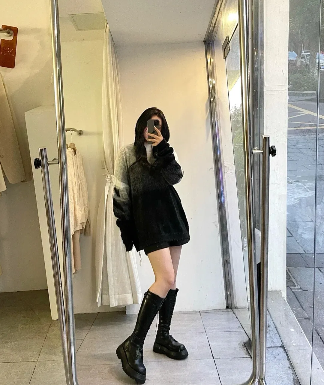 ♻️💯Reference model picture for the upper body❤️New top tested version OFFWHITE (OW) Gradient Mohair Striped Arrow Sweater Hoodie Gradient Rendering Arrow Couple Sweater Mohair sweater ow family will release every year🛒 The same style and ever-changing colors, really no girl does not love it, it is super suitable for wearing under a down jacket in winter, and will not be bloated! If the lower body is missing, their favorite os version🙋🏻‍♀️ intuitively adds natural softness and fairy beauty effect, which is the best choice! The upper body is lightweight and does not weigh down the body while keeping warm. The sleeves and the gradient arrow parts on the back are repeatedly patterned until the gradient level is satisfied before large-scale products are released. The craftsmanship is extremely demanding. Each sweater is woolen at least ten times to give it a plush, thick feel and good fluffiness! ✅ Fabric composition: 50% mohair 32 spandex 18% wool, three-level anti-pilling Color: black and white gradient Sizes Mohair is lighter and softer, so be careful not to machine wash it, not machine washable! ! emphasize! !  ⚠️Hand wash with warm water and cold water P:440